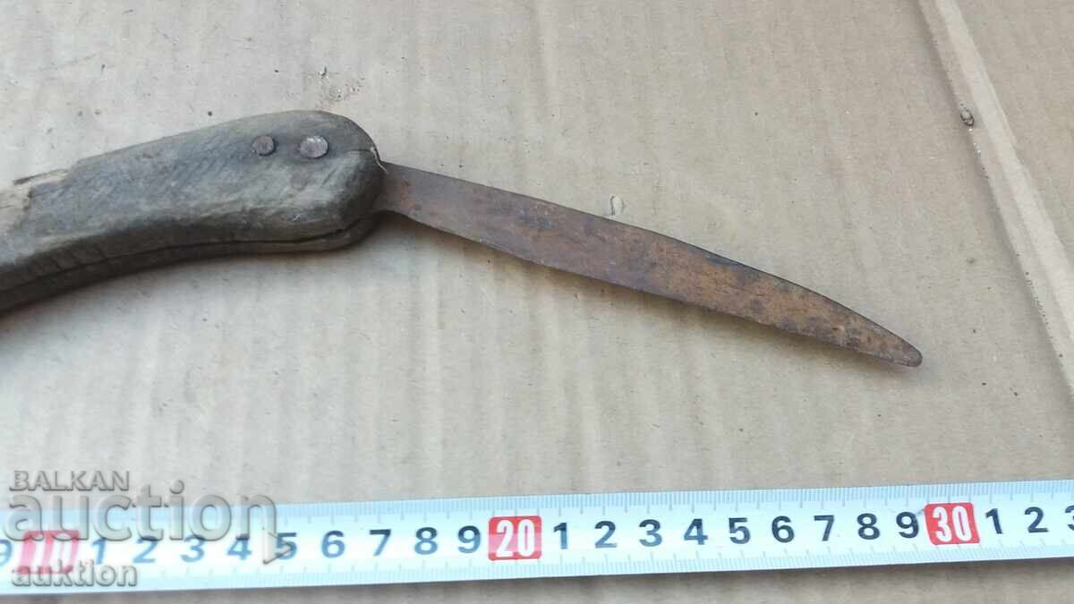 OLD BLANKET, POCKET KNIFE - 7 OLD BLANKET, POCKET KNIFE - 7