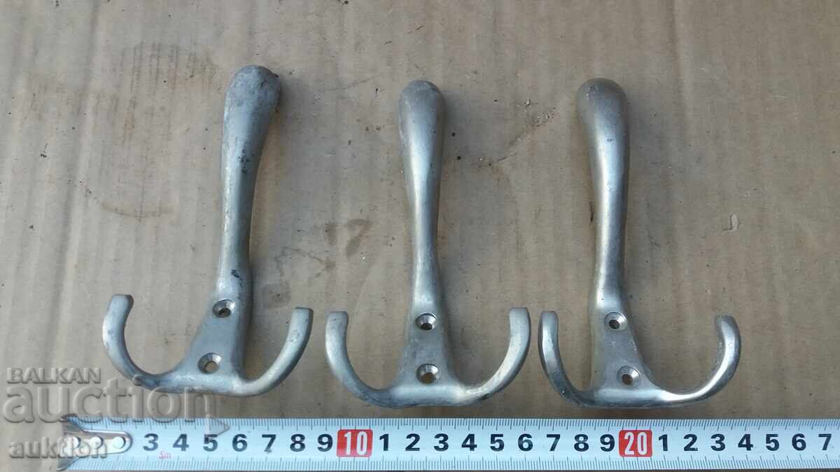 Partida ot 3 τεμάχια στιβαρών μπρούτζινων κρεμαστρών με τιμή 9.99 BGN | € 5.11