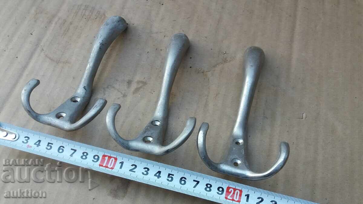 Παράδοση Partida ot 3 τεμάχια στιβαρών μπρούτζινων κρεμαστρών