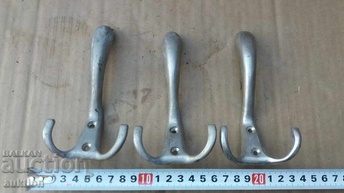 Partida ot 3 τεμάχια στιβαρών μπρούτζινων κρεμαστρών