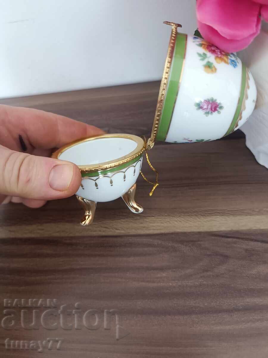 Аукцион ВИНТИЖ ПОРЦЕЛАНОВО ЯЙЦЕ без забележки Аукцион ВИНТИЖ ПОРЦЕЛАНОВО ЯЙЦЕ без забележки