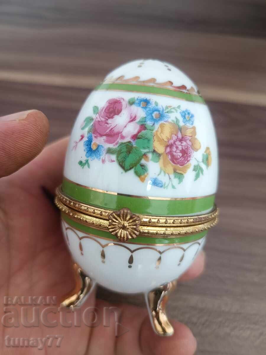 ВИНТИЖ ПОРЦЕЛАНОВО ЯЙЦЕ без забележки ВИНТИЖ ПОРЦЕЛАНОВО ЯЙЦЕ без забележки