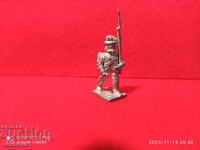 Παλιός κασσιτέρινιος στρατιώτης δεκαετίας '50, άβαφος Kinder, λεπτομερής