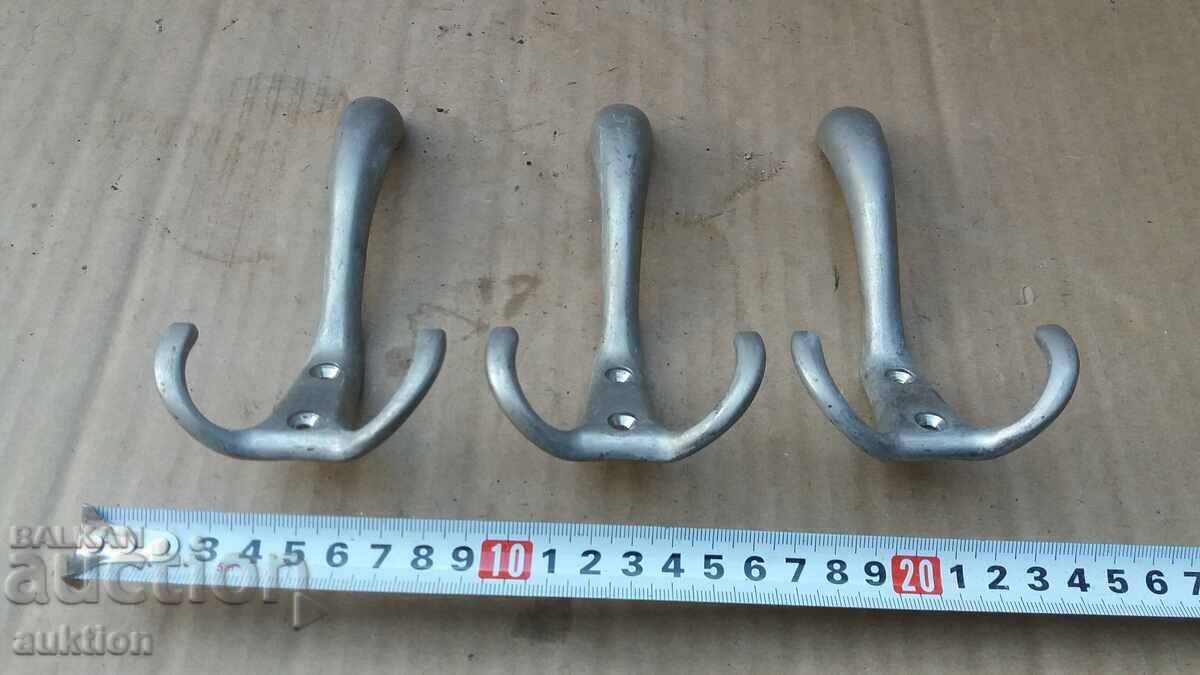 Licitație LOT DE 3 BUCĂȚI CU UMERASE MASIVE DIN BRONZ