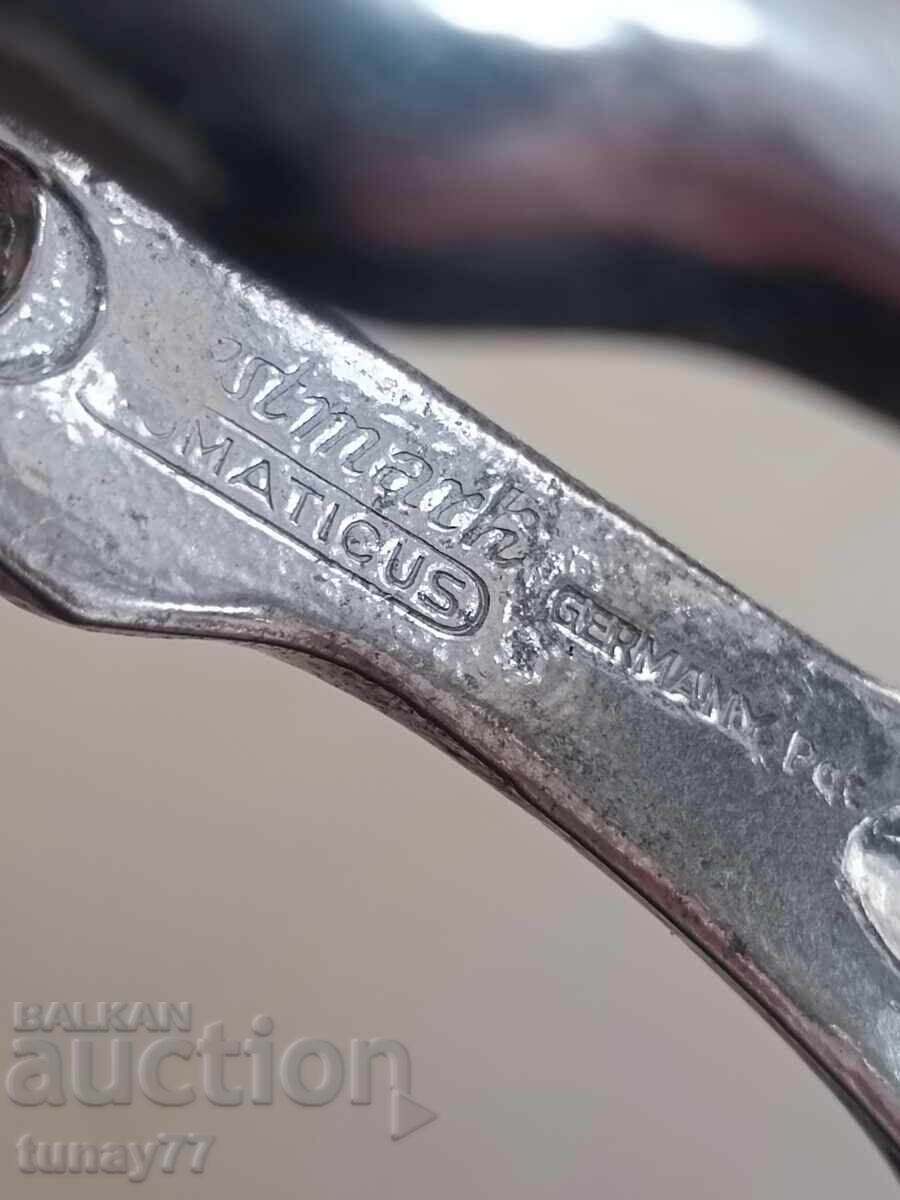 Auction  Hand-held stainless steel cutter for fruits and other things