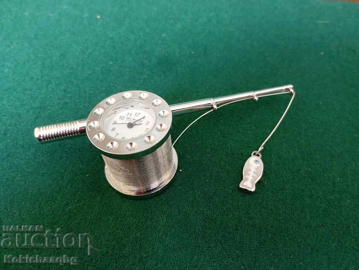 Livrarea Micul ceas de masă undiță