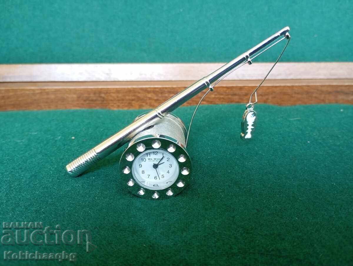 Μικρό επιτραπέζιο ρολόι - καλάμι ψαρέματος Μικρό επιτραπέζιο ρολόι - καλάμι ψαρέματος