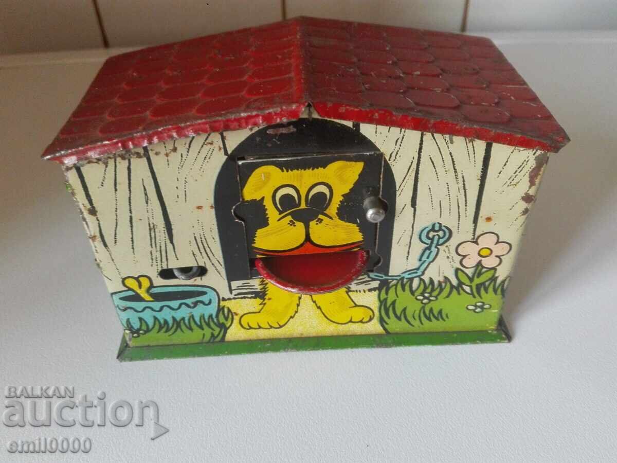 Jucărie veche - pușculiță de tablă cu preț € 5.49 | 10.74 BGN