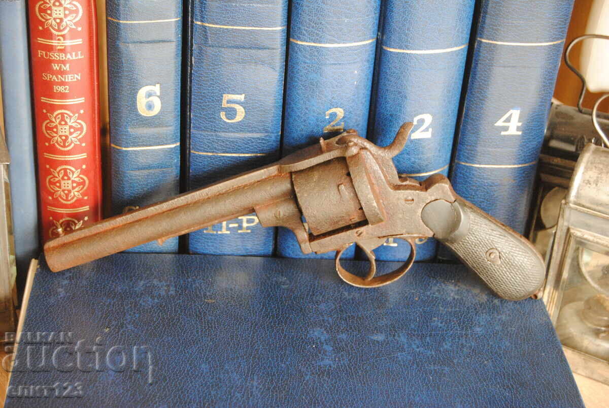 Un revolver vechi cu preț 455.00 BGN | € 232.64 Un revolver vechi cu preț 455.00 BGN | € 232.64