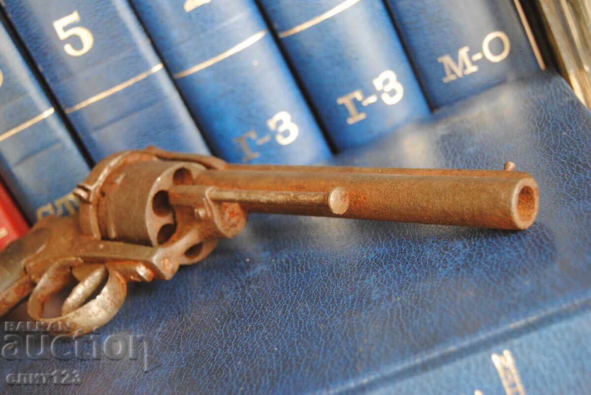 Licitație Un revolver vechi Licitație Un revolver vechi