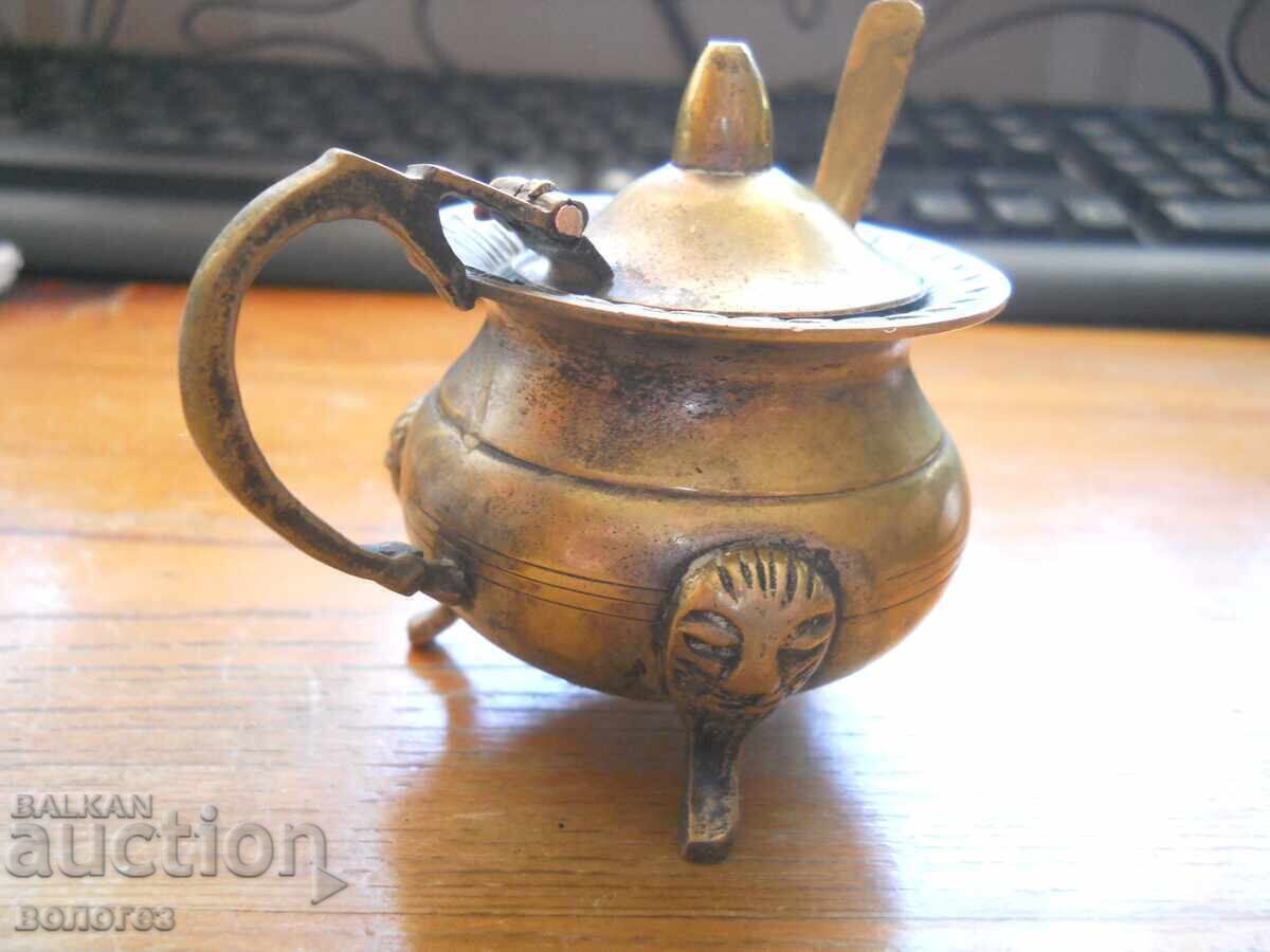 Licitație Vas vechi argintat din alamă pentru condimente cu linguriță