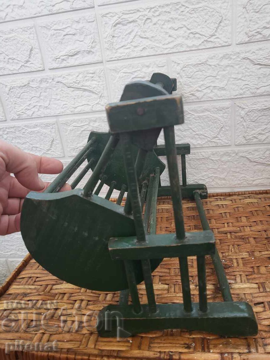 Αντίκα ξύλινη κούνια για κούκλες Βασίλειο Βουλγαρίας με τιμή 35.00 BGN | € 17.90 Αντίκα ξύλινη κούνια για κούκλες Βασίλειο Βουλγαρίας με τιμή 35.00 BGN | € 17.90