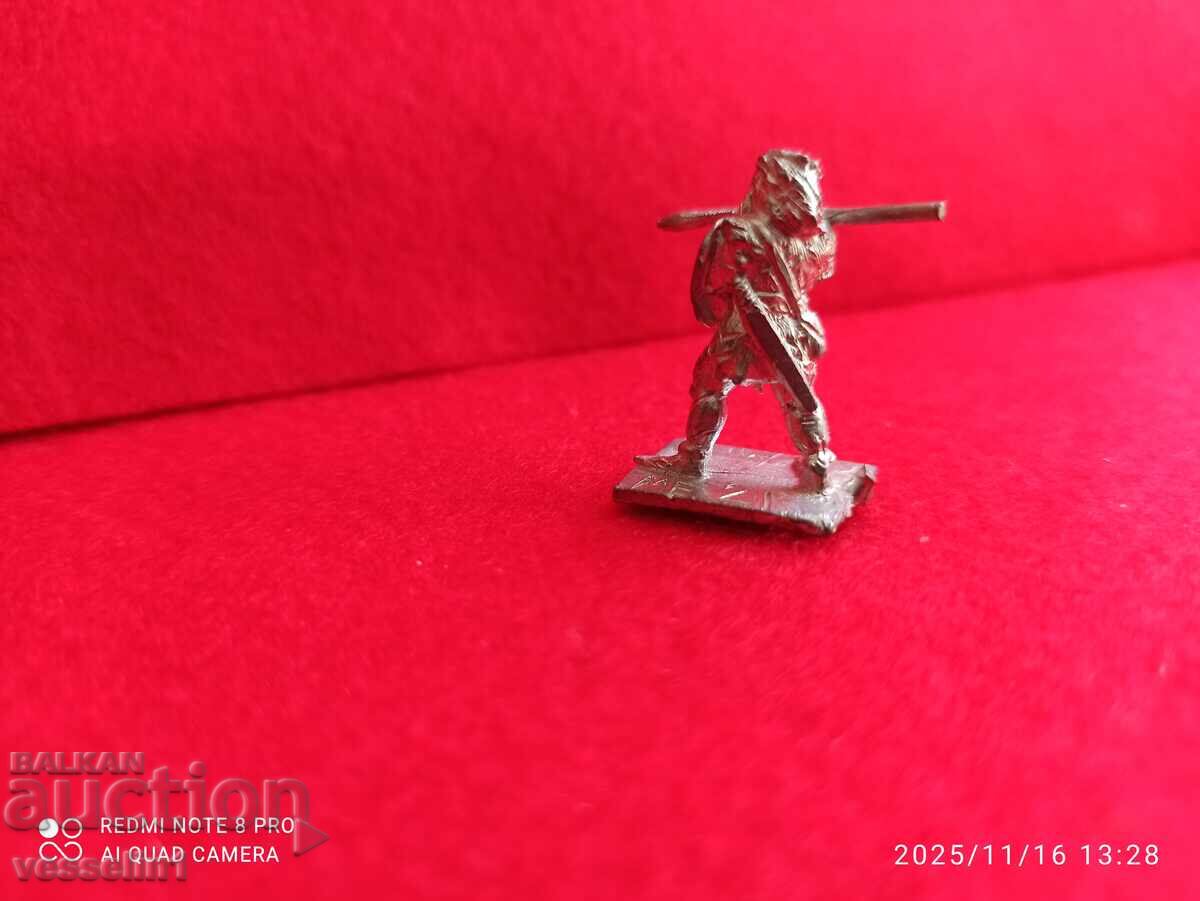 Soldat de plumb vechi din anii '50, necolorat, detaliat Kinder cu preț 12.00 BGN | € 6.14