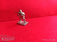 Παλιός κασσιτέρινιος στρατιώτης δεκαετίας '50, άβαφος Kinder, λεπτομερής