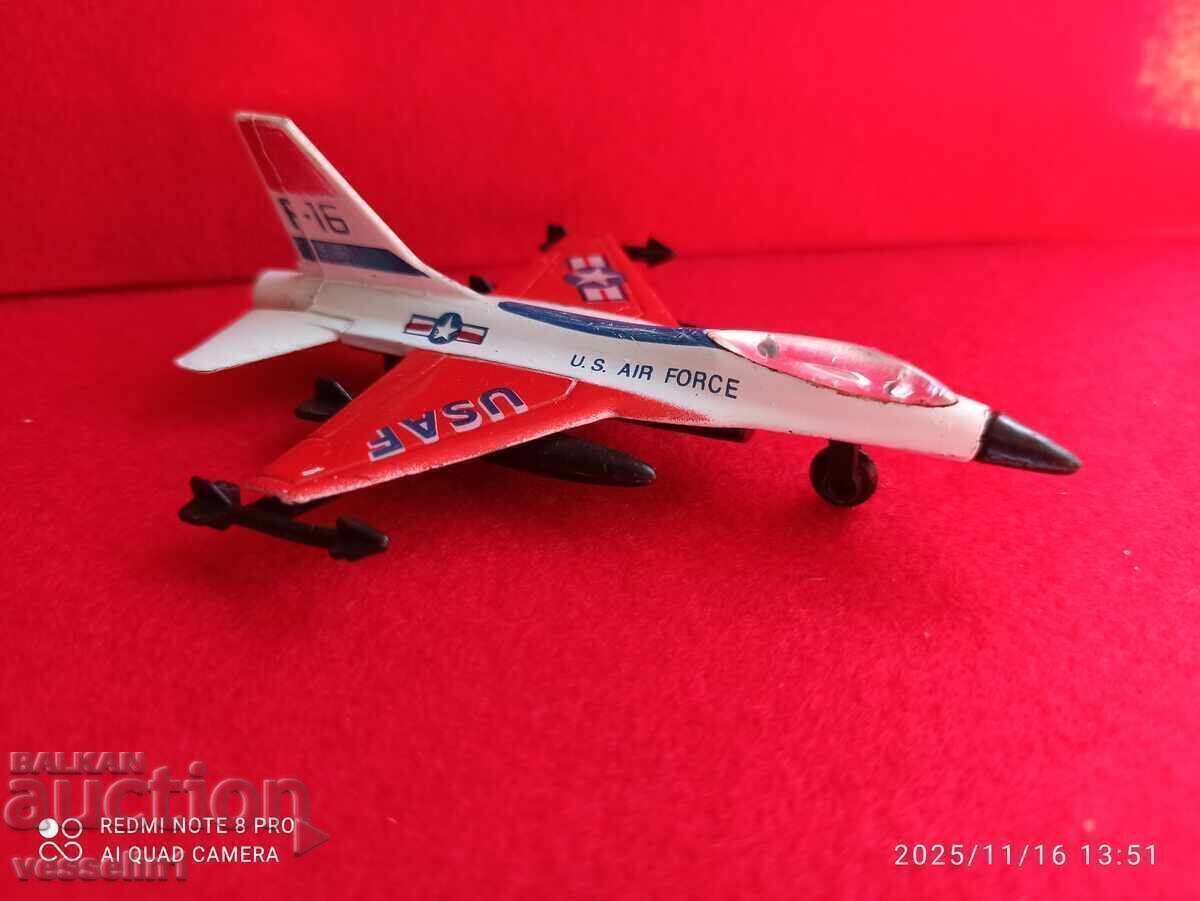 Avion vechi de jucărie F-16 de dimensiunea unui avion Matchbox cu preț € 6.00 | 11.74 BGN Avion vechi de jucărie F-16 de dimensiunea unui avion Matchbox cu preț € 6.00 | 11.74 BGN
