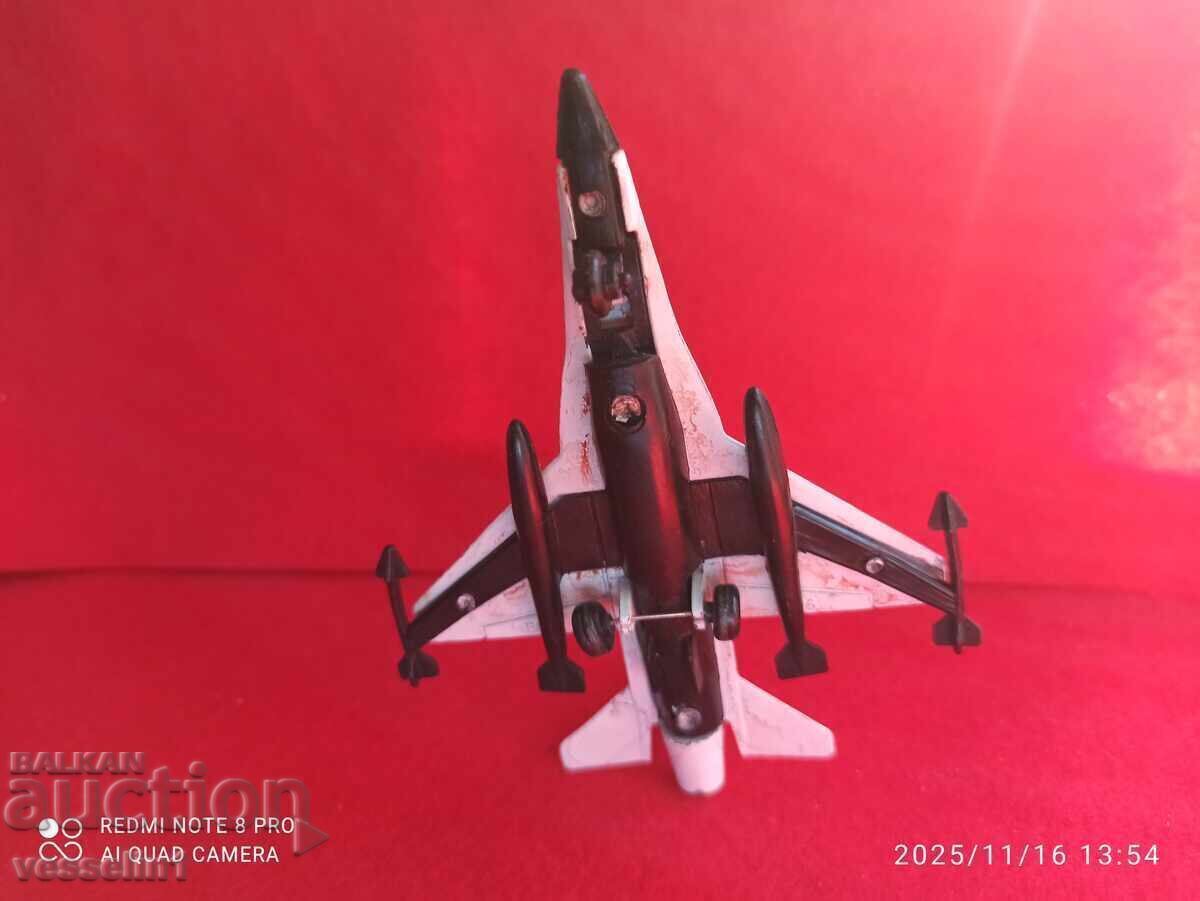 Licitație Avion vechi de jucărie F-16 de dimensiunea unui avion Matchbox Licitație Avion vechi de jucărie F-16 de dimensiunea unui avion Matchbox