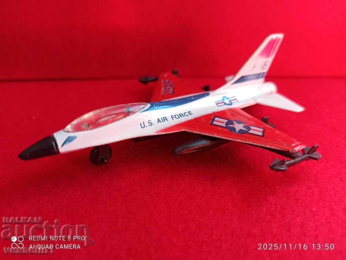 Avion vechi de jucărie F-16 de dimensiunea unui avion Matchbox Avion vechi de jucărie F-16 de dimensiunea unui avion Matchbox
