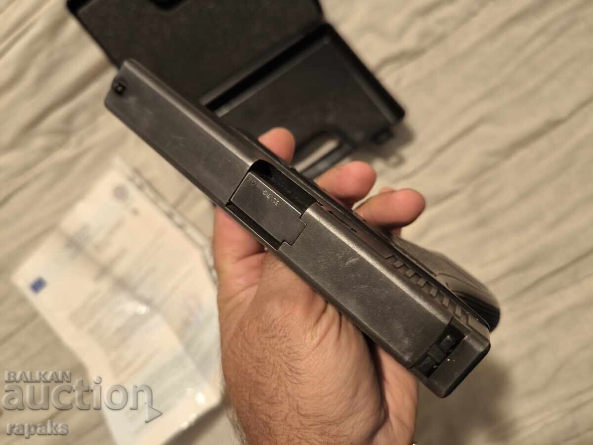 Auction  Secured weapon, Deactivated Glock 17 pistol, revolver