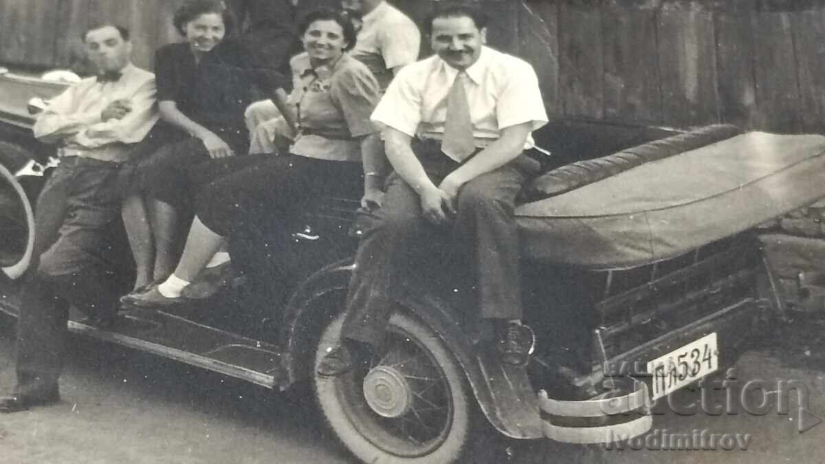 Φωτογραφία Άνδρες και γυναίκες με ρετρό αυτοκίνητο με αριθμό κυκλοφορίας Πλ 534 με τιμή 6.45 BGN | € 3.30