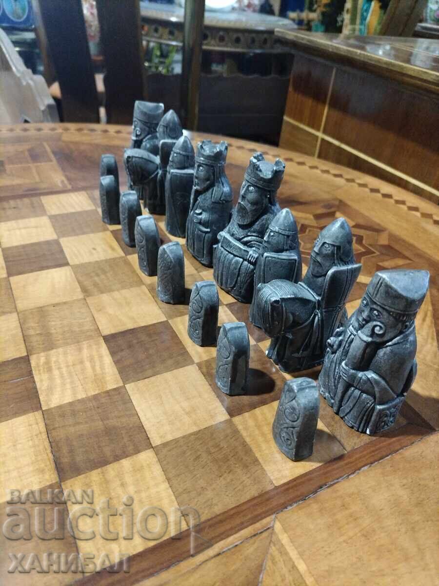 Delivery of BEAUTIFUL WOODEN CHESS TABLE