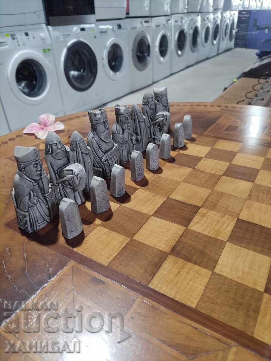 BEAUTIFUL WOODEN CHESS TABLE - 5