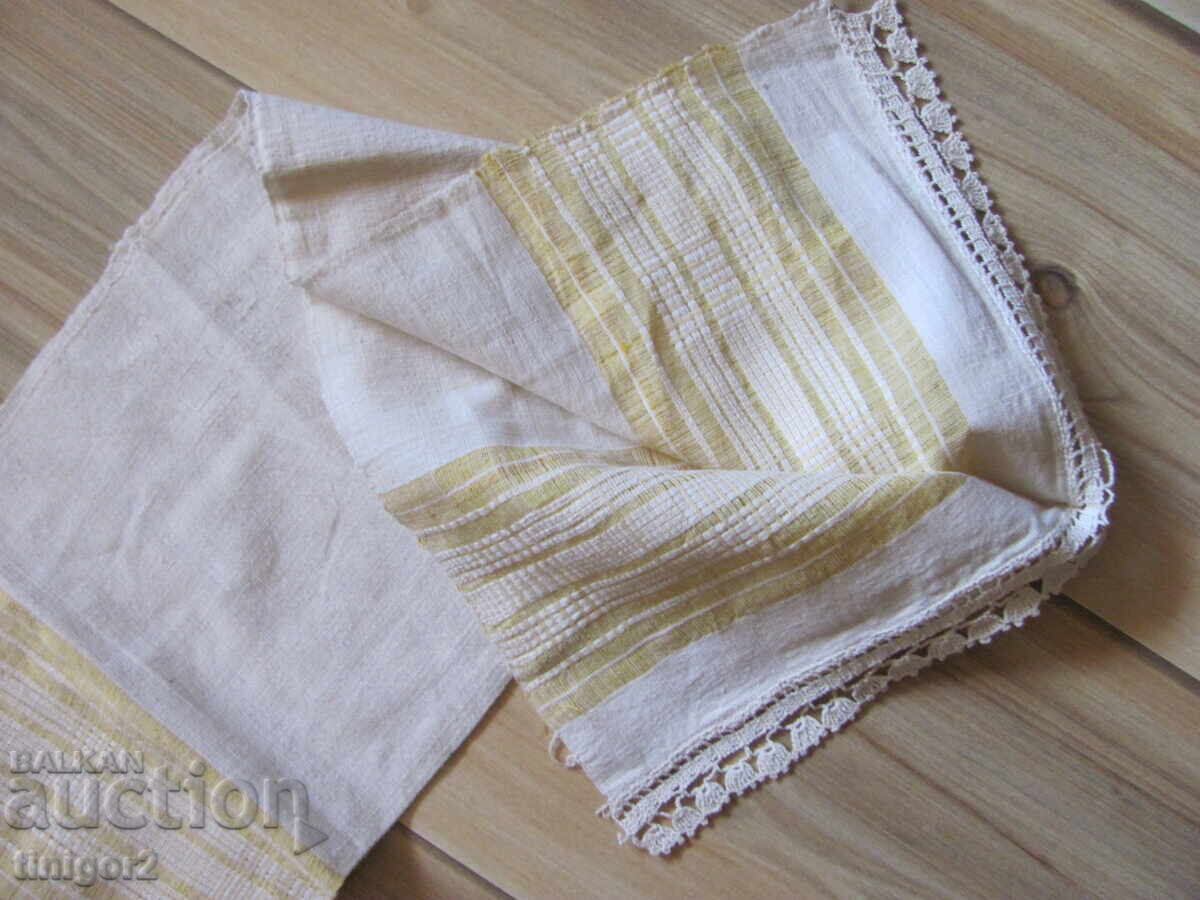 Delivery of 19th century linen towels with hand-crocheted lace - 2 pieces Delivery of 19th century linen towels with hand-crocheted lace - 2 pieces