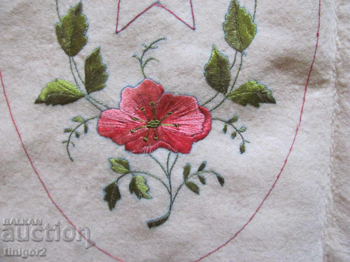 19ος αιώνας. Χειροποίητο κέντημα σε μάλλινο ύφασμα 50x43εκ με τιμή 15.00 BGN | € 7.67 19ος αιώνας. Χειροποίητο κέντημα σε μάλλινο ύφασμα 50x43εκ με τιμή 15.00 BGN | € 7.67