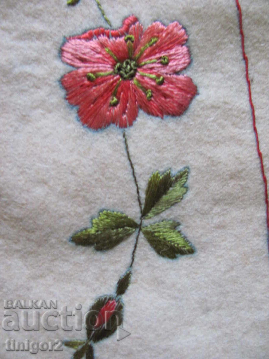 Παράδοση 19ος αιώνας. Χειροποίητο κέντημα σε μάλλινο ύφασμα 50x43εκ Παράδοση 19ος αιώνας. Χειροποίητο κέντημα σε μάλλινο ύφασμα 50x43εκ