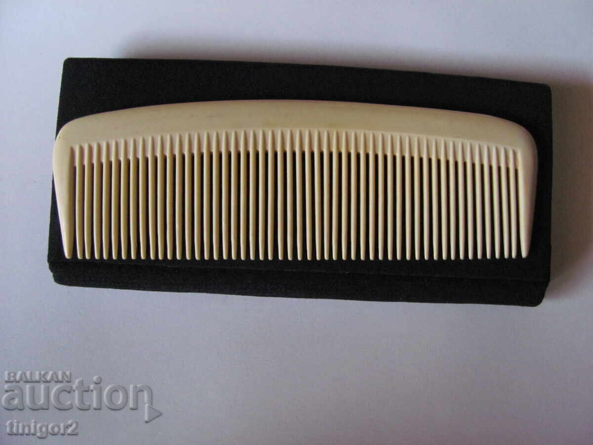 Licitație 30-te Accesorii - broderie manuală, oglindă și pieptăn