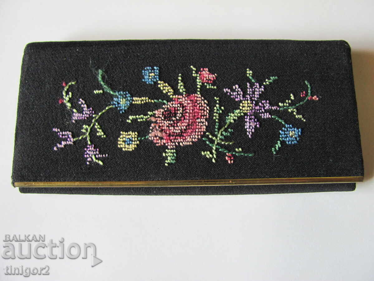 30-te Accesorii - broderie manuală, oglindă și pieptăn