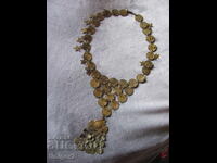 Bijuterii vechi de damă pentru costum popular