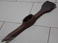 Veche târnăcop forjat manual, unealtă din fier forjat