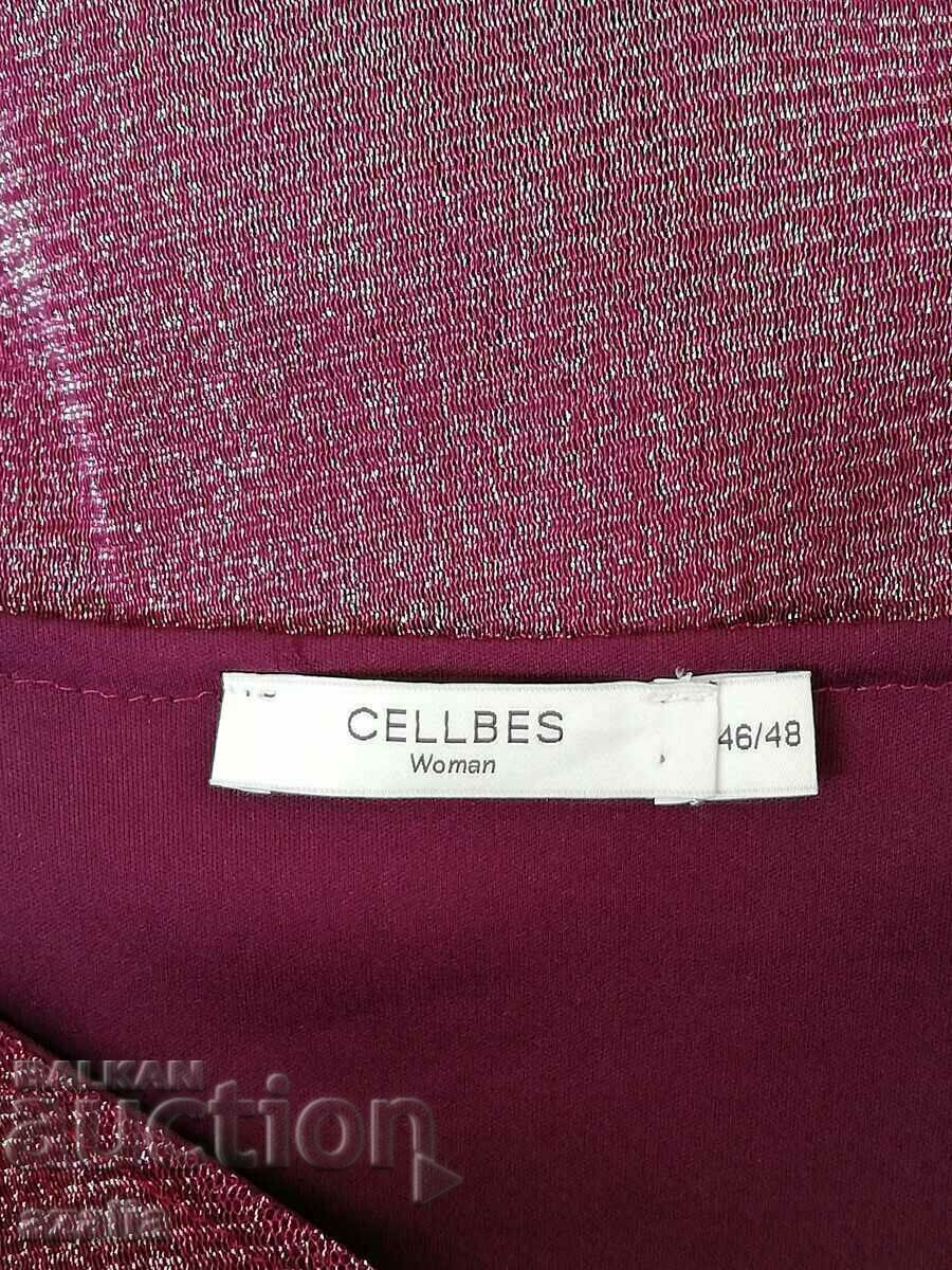 Auction  Women's formal burgundy dress with lining