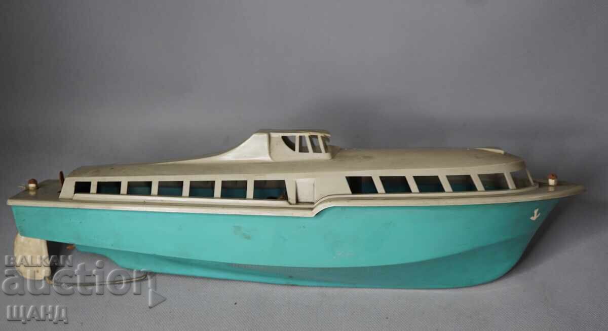Παλιό Μεγάλο Πλαστικό Παιχνίδι Μοντέλο Βάρκας με Μπαταρίες με τιμή 10.35 BGN | € 5.29