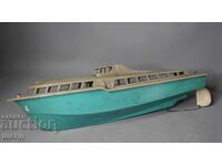 Veche jucărie mare din plastic, model barcă cu baterii