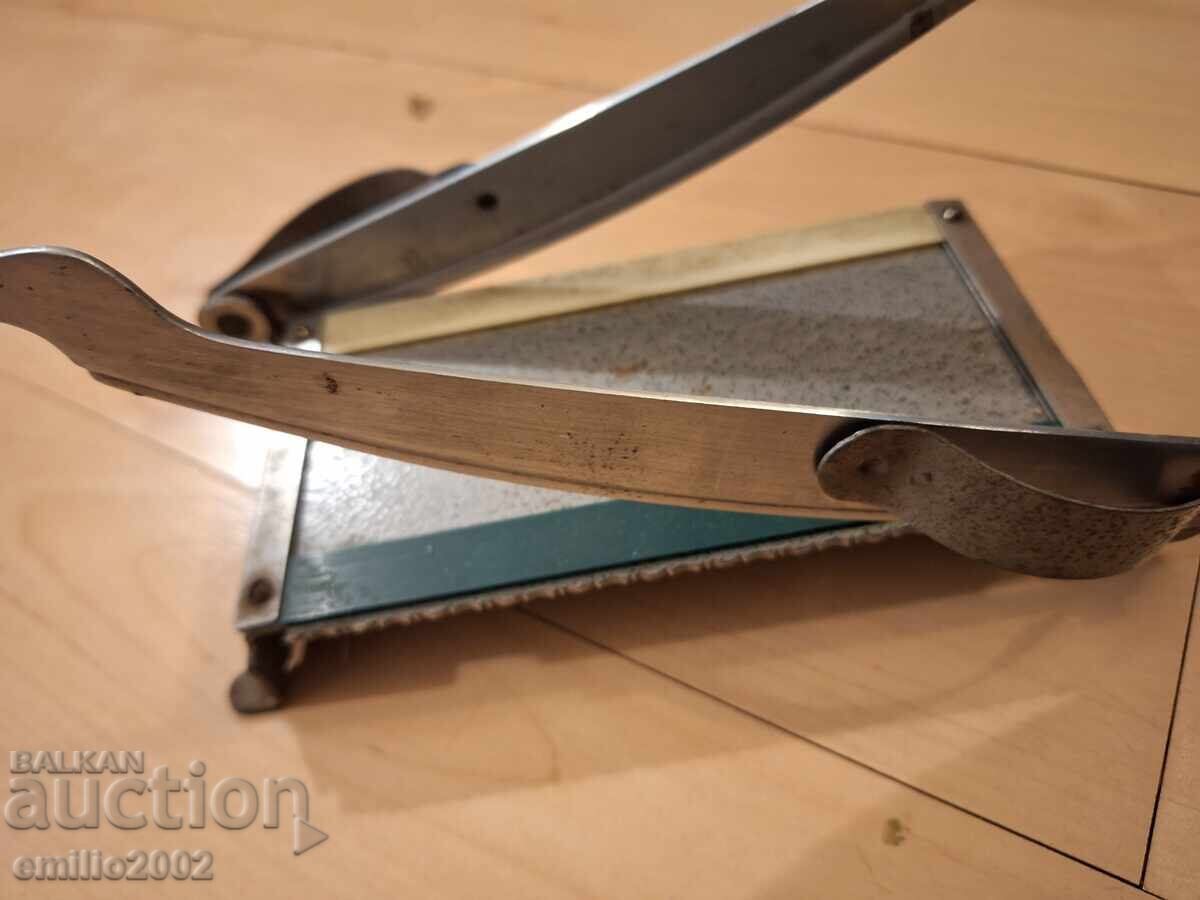 Φωτογραφική γκιλοτίνα με τιμή 19.00 BGN | € 9.71