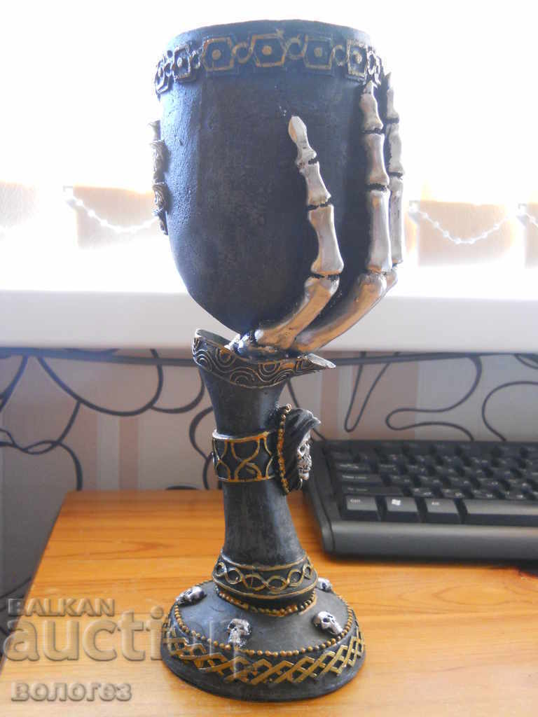 Cană gotică uriașă din rășină cu cranii cu preț 25.00 BGN | € 12.78