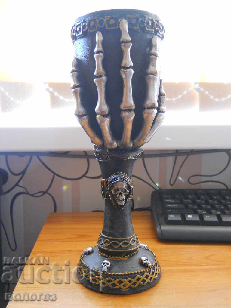 Cană gotică uriașă din rășină cu cranii