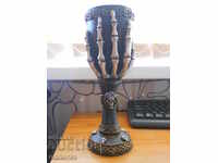 Огромна готическа чаша от смола с черепи