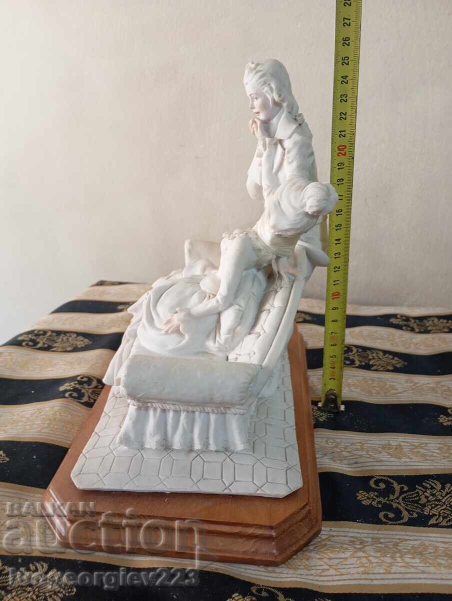 Livrarea Statuetă, compoziție