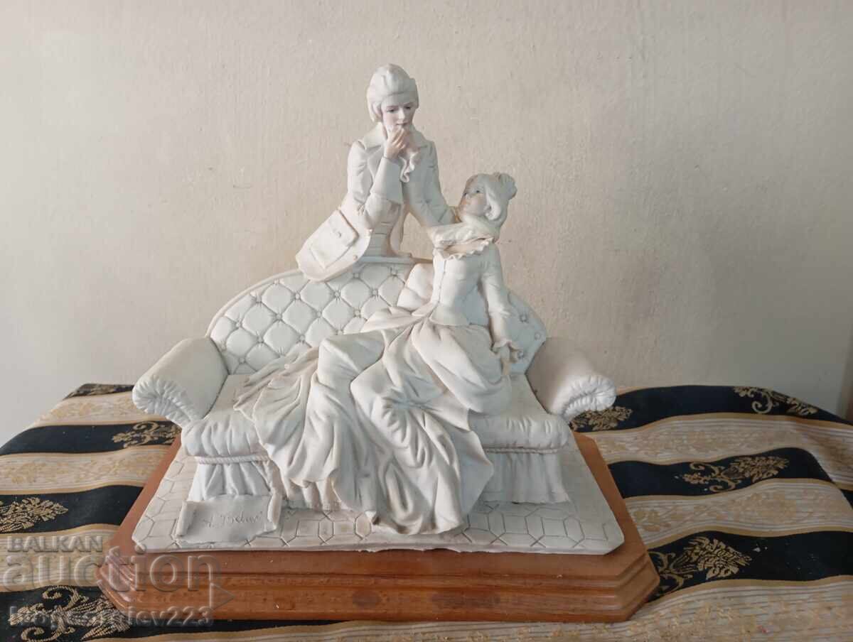 Statuetă, compoziție