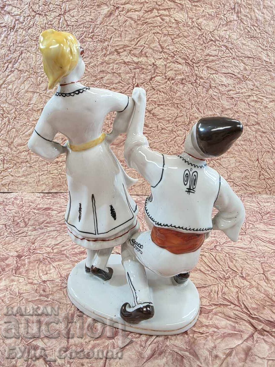 Порцеланова статуетка ръченица - мома и момък в носии с цена € 138.05 | 270.00 лв.