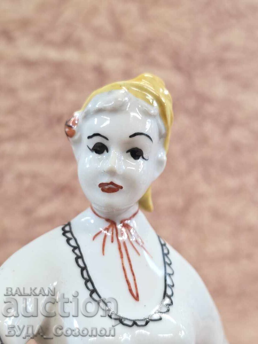 Аукцион Порцеланова статуетка ръченица - мома и момък в носии