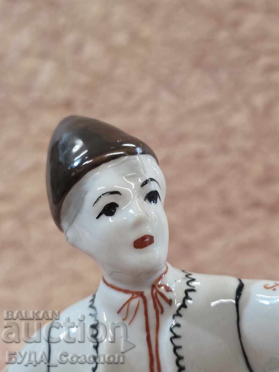 Доставка на Порцеланова статуетка ръченица - мома и момък в носии