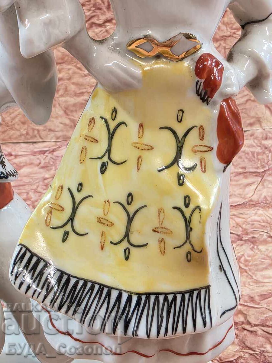 Порцеланова статуетка ръченица - мома и момък в носии - 5