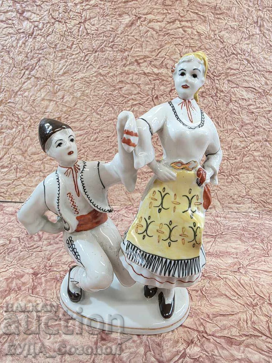 Порцеланова статуетка ръченица - мома и момък в носии