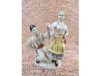 Порцеланова статуетка ръченица - мома и момък в носии