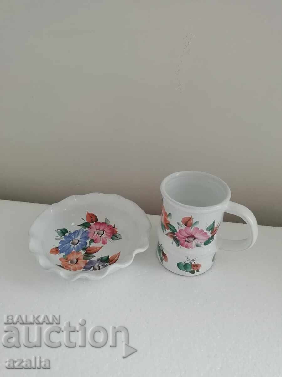Un frumos set de ceramică bulgară cu flori Un frumos set de ceramică bulgară cu flori