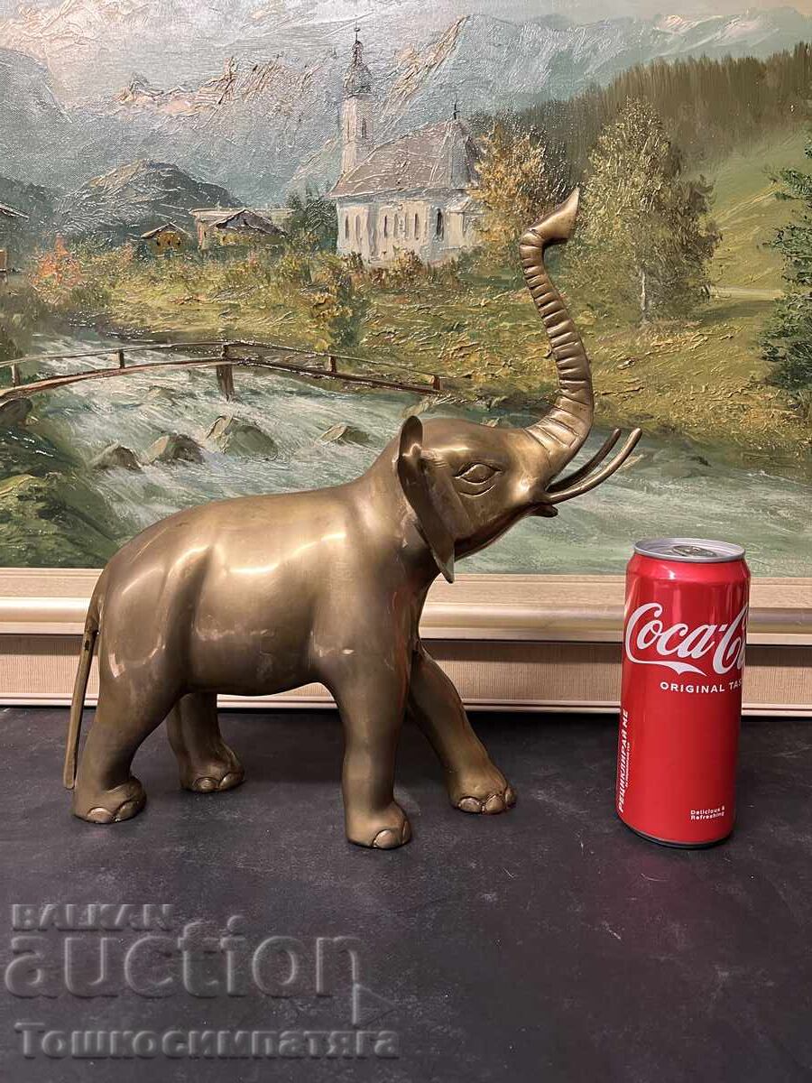 Μεγάλος, χάλκινος ελέφαντας Μεγάλος, χάλκινος ελέφαντας