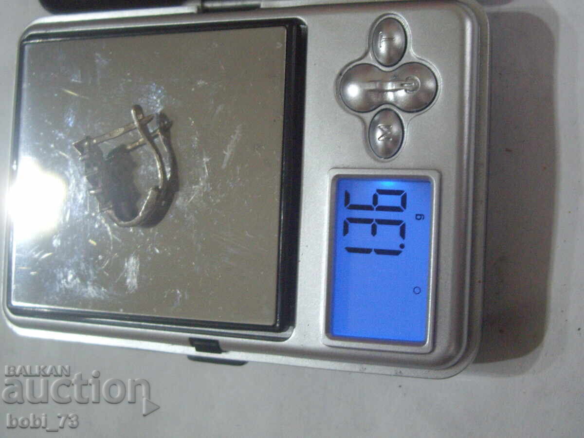 Auction  A silver earring.